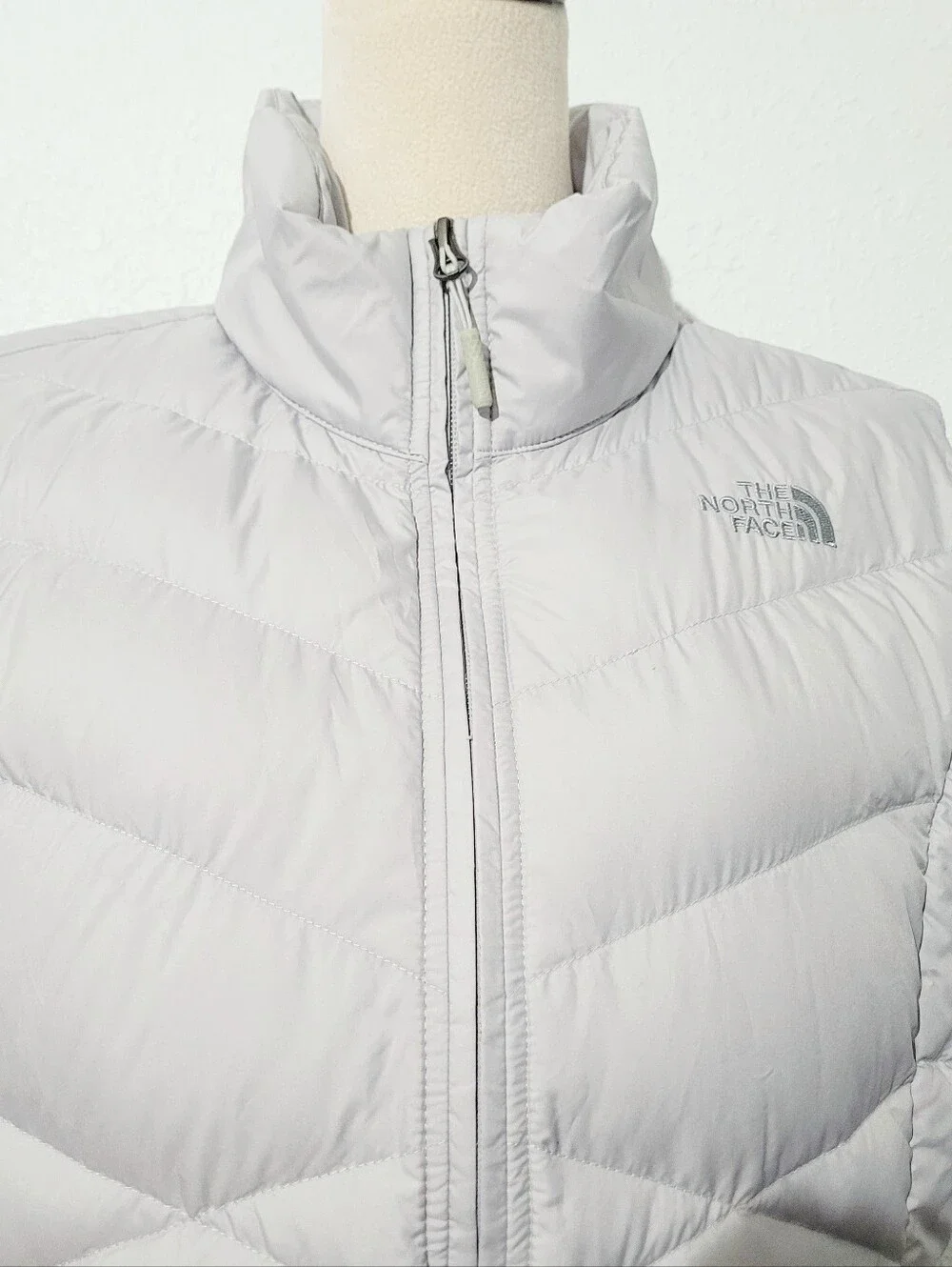 The North Face 550 Fill Goose Down Puffer Vest Women's Large Light Gray Full Zip